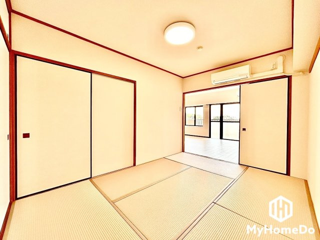 大森アイリス参番館の和室|リビング隣の和室は、趣ある安らぎ空間。来訪時や家事スペースとしても重宝します