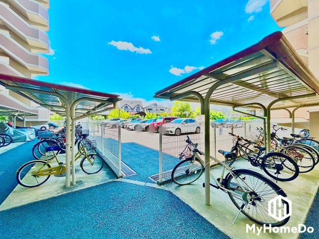 大森アイリス参番館の駐輪場|屋根付きなので、雨や風、直射日光から自転車を守ることができます。