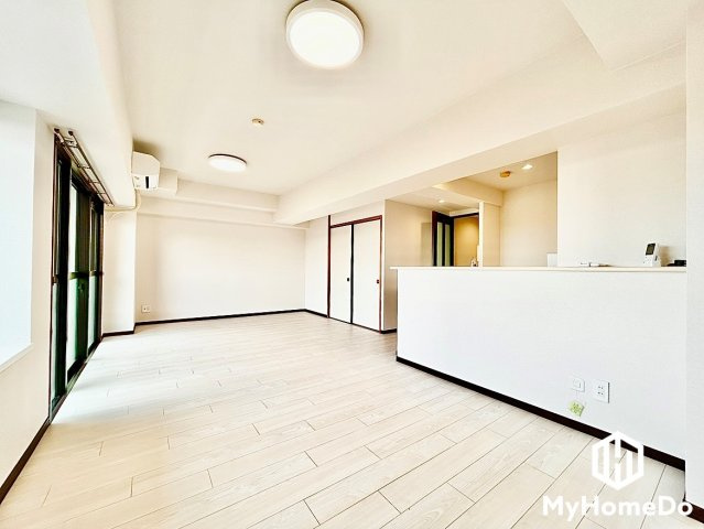 大森アイリス参番館の居間・リビング|ソファやダイニングテーブルを配置しても、ゆとりのあるLDK