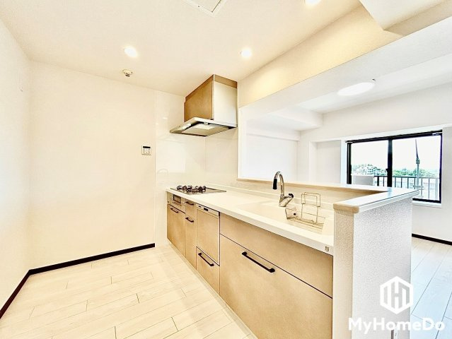 大森アイリス参番館のキッチン|おしゃれで機能的なカウンターキッチン、理想の住まいを実現