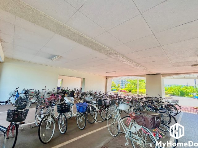 三井大曽根ハイツの駐輪場|天候に左右されず自転車を保管できる屋根付き駐輪場。日常の使い勝手はもちろん、防犯の観点からも安心感のある環境です。