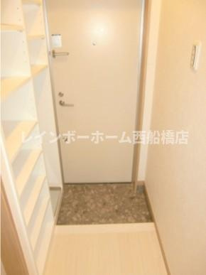 市川市南八幡５丁目のアパートの玄関