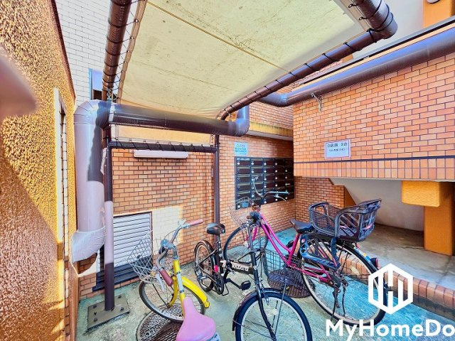 ライオンズマンション黒川第２の駐輪場|自転車を雨風から守る屋根付きスペースを完備。サビや劣化を防ぎ、毎日の自転車ライフを長く、大切に使える環境が整っています。