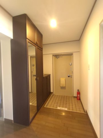 柏沼南台サンパワーC棟の玄関