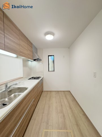 神戸市西区高津橋　新築戸建の居間・リビング|【ホームページに現地動画掲載中】●年中無休：当日予約可●開放感があり大型家具を設置が可能