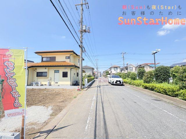 【サンスタ現地販売物件】羽村市神明台3丁目　限定1邸　太陽光発電付新築戸建の前面道路含む現地写真