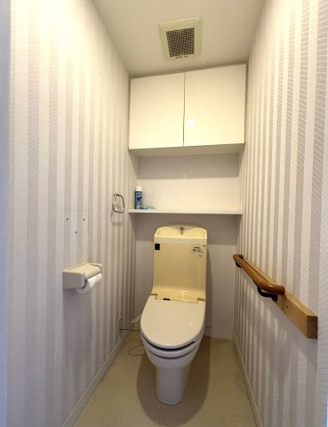 アーサー井尻エルファインのトイレ|トイレ上部には、便利な吊り戸棚付き