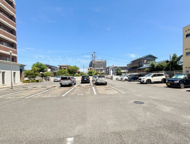 アーサー井尻エルファインの駐車場|車の出し入れがスムーズな平面駐車場