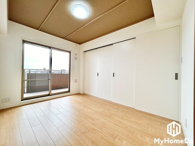 ライオンズマンション矢田川橋緑地ウエストの洋室|バルコニーから自然光が差し込む洋室で、明るく快適な毎日を。