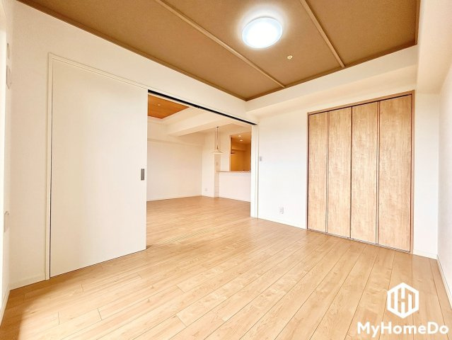 ライオンズマンション矢田川橋緑地ウエストの洋室|リビングの横に隣接している為、開放感がある空間です。