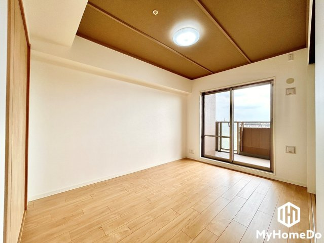 ライオンズマンション矢田川橋緑地ウエストの洋室|バルコニー越しの景色が楽しめる洋室で、ゆとりのある生活を。