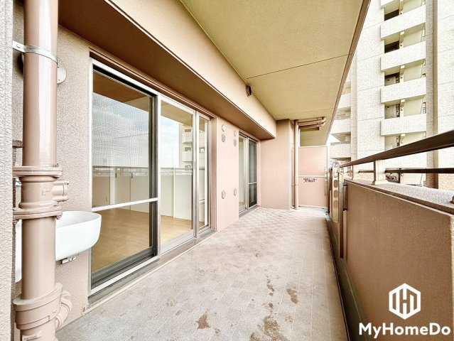 ライオンズマンション矢田川橋緑地ウエストのバルコニー|広々バルコニーでお洗濯をたっぷりと干す事ができます。
