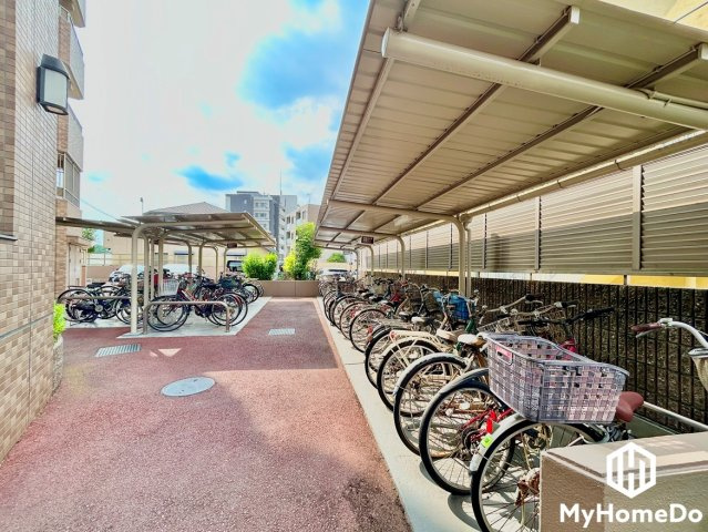 ライオンズマンション矢田川橋緑地ウエストの駐輪場|屋根付きなので、雨や風、直射日光から自転車を守ることができます。