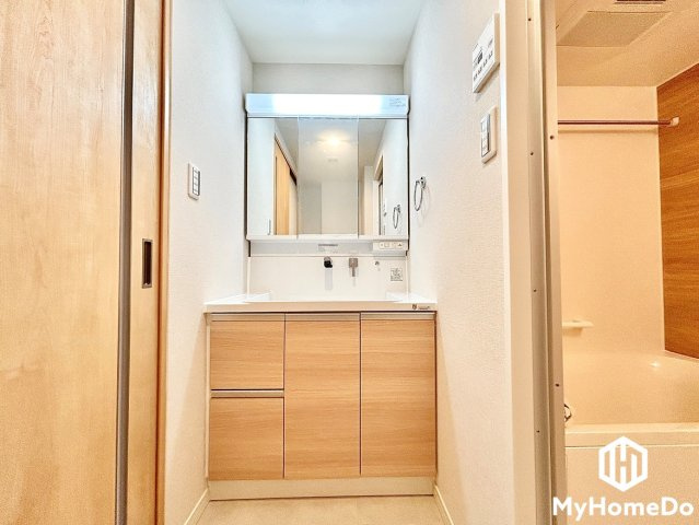 ライオンズマンション矢田川橋緑地ウエストの独立洗面台|3面鏡の裏側や洗面台下など収納スペースが豊富な洗面台です。