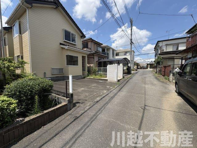 閑静な住宅地エリアの前面道路含む現地写真