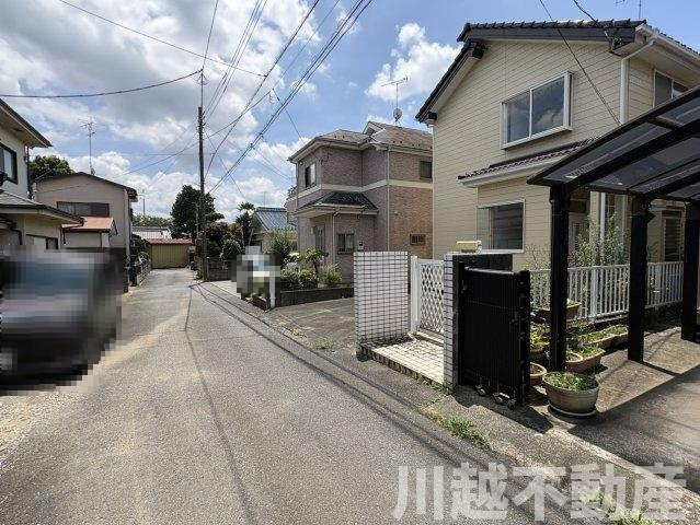 閑静な住宅地エリアの前面道路含む現地写真