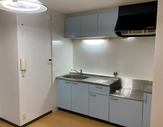 メゾンド・うぐいす台のキッチン|システムキッチン採用。自炊が快適になる上下に収納スペース