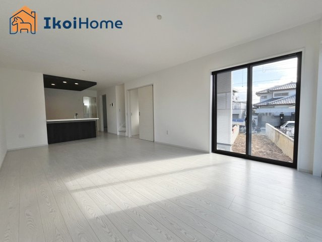 明石市魚住町西岡　新築戸建の居間・リビング|◆同社施工例◆広々としたLDKは開放感があり、大型家具を設置しても圧迫感がありません。