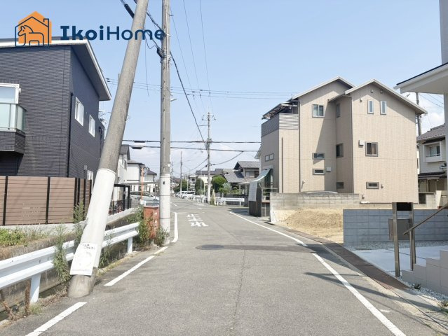 明石市魚住町西岡　新築戸建の前面道路含む現地写真|●年中無休：当日予約可●前面道路南西側でゆったりしております！交通量も少なく安心です！