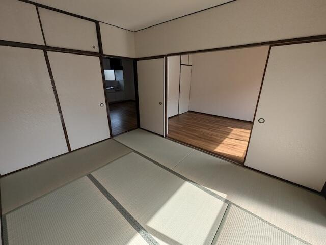 コーポ上平尾の和室|和室からの洋室（他室参照）