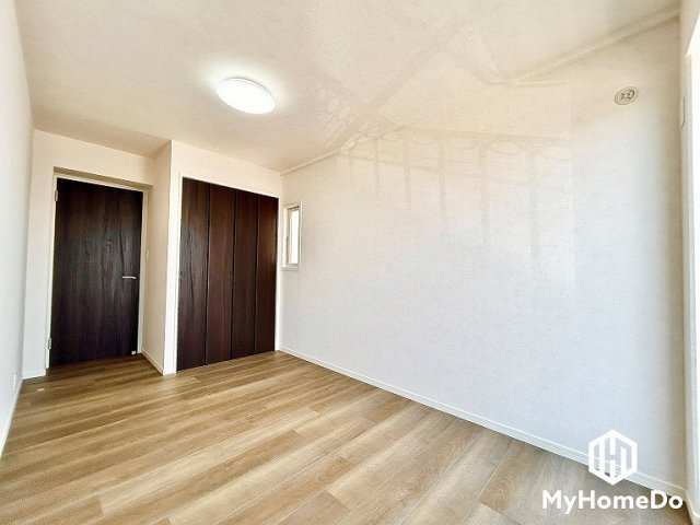 西区宝地町の洋室|収納付きなので、スッキリとした空間を維持できます。