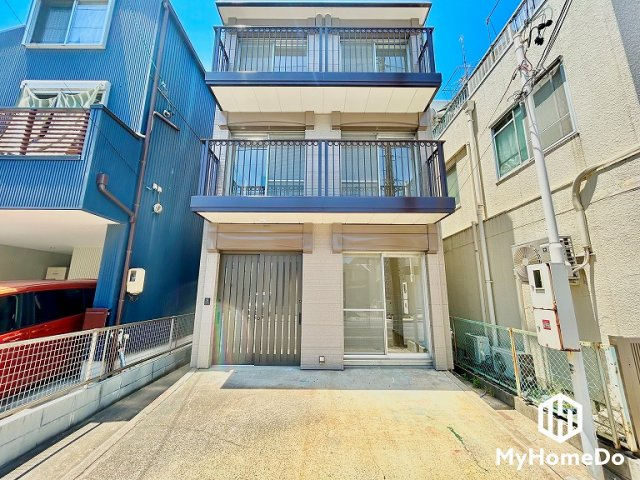 西区宝地町の外観|前面道路幅員約11mとゆったりとした広さがあるのでファミリーカー等の車の出入れも楽にできます