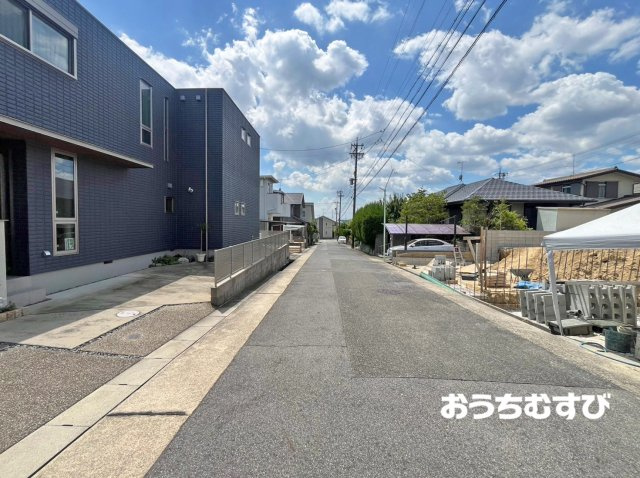 名東区極楽3217②(全2棟)の前面道路含む現地写真