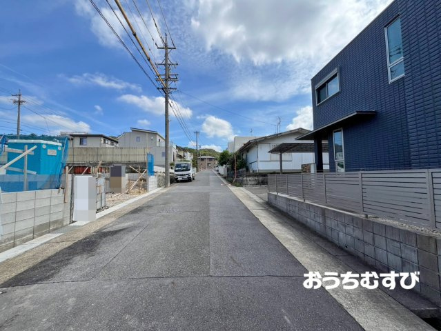名東区極楽3217②(全2棟)の前面道路含む現地写真