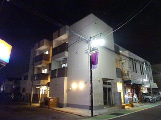 【外観】 | Ｓａｕｄａｄｅ　-サウダージ- | 外観写真（夜）