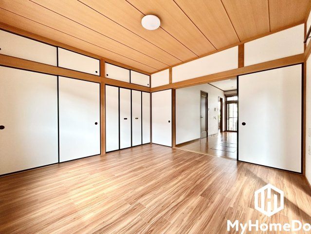 守山区川村町の居間・リビング|ソファやダイニングテーブルを配置しても、ゆとりのあるLDK
