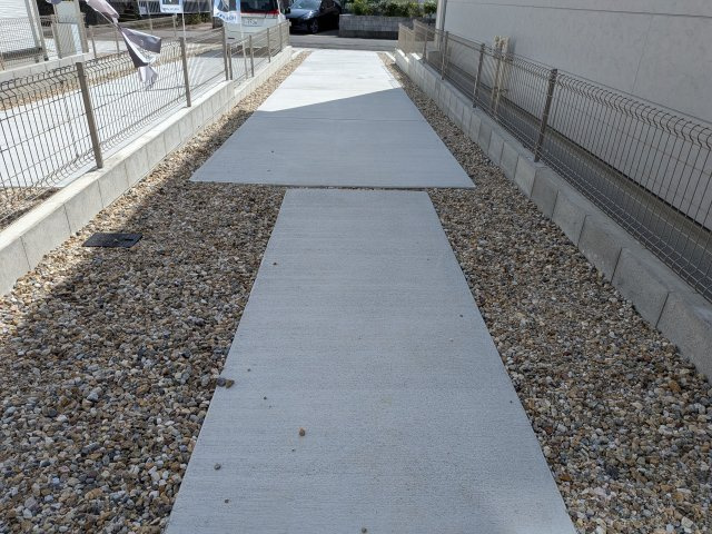 リナージュ半田市瑞穂町7丁目第1期　2号棟の駐車場|駐車スペース2台～3台可能。複数台停めることのできるカースペースは、家族の車を効率よく駐車できるだけでなく来客時にも便利です。