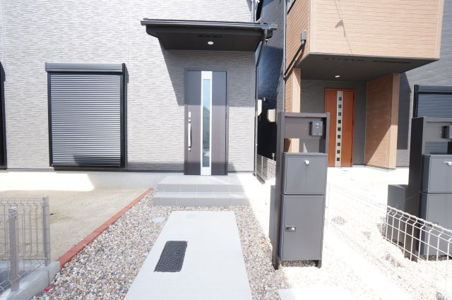 リナージュ半田市瑞穂町7丁目第1期　2号棟の玄関|スタイリッシュな玄関ドア。不在時にも荷物を受け取れる宅配ボックス付きで便利なポスト。