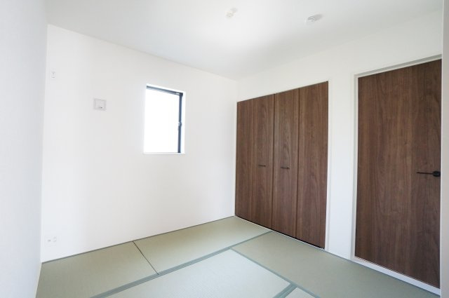 リナージュ半田市瑞穂町7丁目第1期　2号棟の和室|リビングと繋がる4.5帖の和室は来客用やお子様の遊び場として嬉しいスペースです。収納もしっかりあるので来客用の布団などをしまっておくこともできます♪