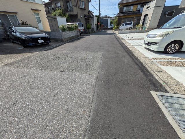 リナージュ半田市瑞穂町7丁目第1期　2号棟の前面道路含む現地写真|●○前面道路○●