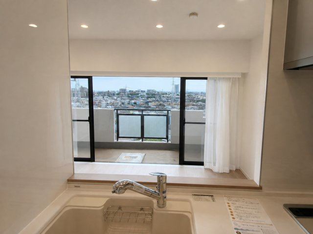 マイキャッスル高井戸のキッチン|お料理中も外の景色や家族との会話が楽しめる、開放感あふれるキッチンからの見晴らし。