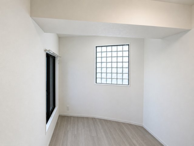 マイキャッスル高井戸の洋室|やわらかな光を採り入れつつプライバシーにも配慮された、個性豊かな室内デザイン。