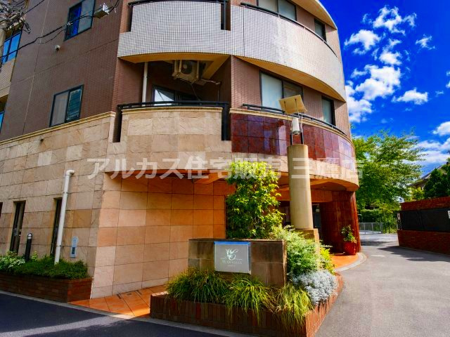 マイキャッスル高井戸のエントランス|重厚感のある石貼りデザインと豊かな植栽が居住者やゲストを優しく迎えるエントランス。