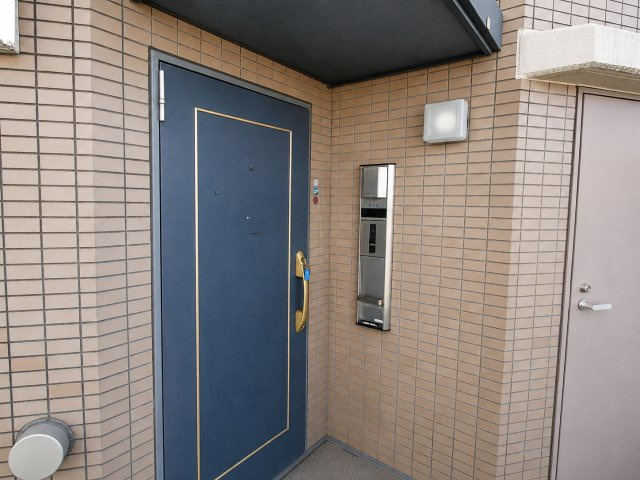 マイキャッスル高井戸の玄関|玄関前にはプライバシーに配慮されたアルコーブと安心のモニター付きインターホンを設置。