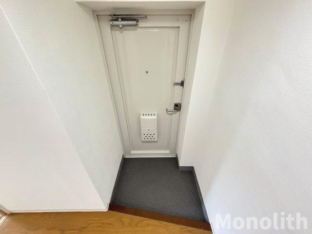 鶴山台34号棟の玄関
