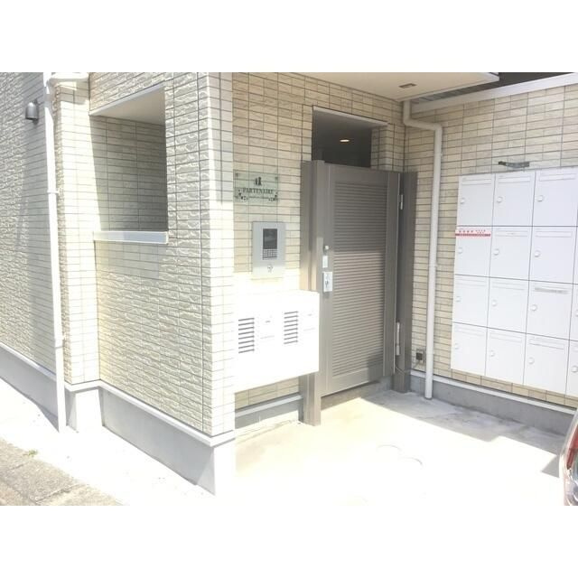 横浜市旭区さちが丘のアパートのエントランス