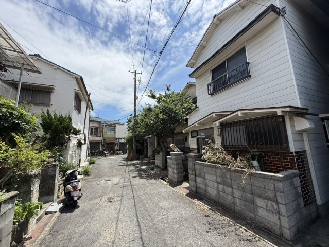 和泉市池上町2丁目　中古戸建の前面道路含む現地写真