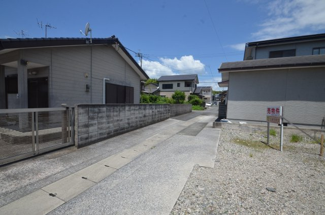 土地（直方市大字下境3893-37）の前面道路含む現地写真|令和8年７月撮影
