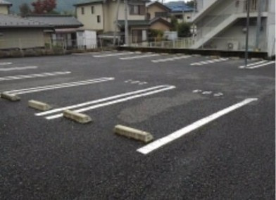 あきる野市三内のアパートの駐車場