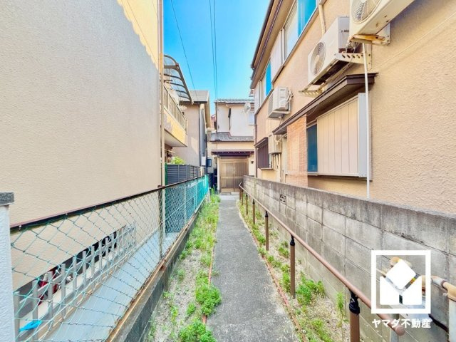 西宮市甲子園町の外観|最寄りの阪神本線「甲子園駅」までは傾斜が少ないほぼ平担な道のりで、自転車やベビーカーでの移動もスムーズになります。