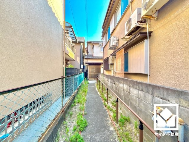 西宮市甲子園町の外観|阪神本線「今津」駅と、阪急今津線「今津」駅はペデストリアンデッキで結ばれており、乗り換えもスムーズ。阪急今津線「今津」駅は始発駅のため座席に座りやすく、快適な移動が可能です。