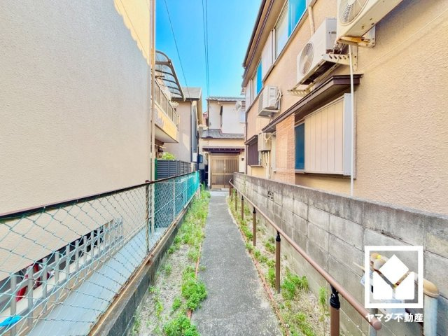 西宮市甲子園町の外観|イトーヨーカドーやロフト、ユニクロなど約150店舗が出店する大型商業施設「ららぽーと甲子園」まで徒歩10分。ファッションから日用品、飲食店まで幅広く揃い、日々のお買い物やお食事の選択肢が広がります。