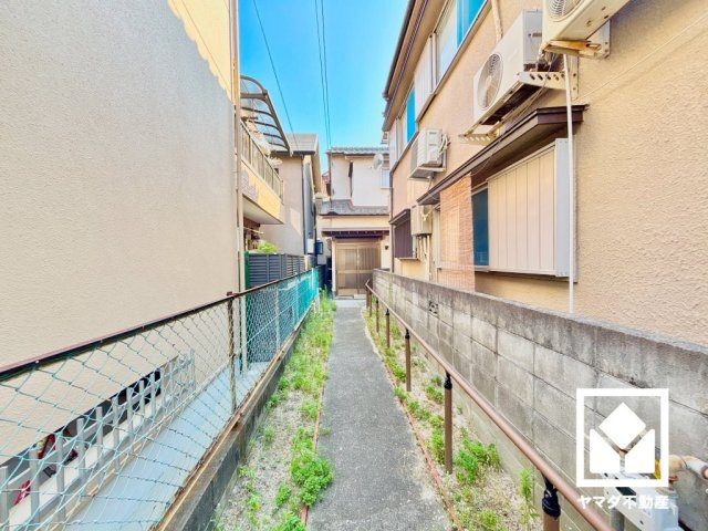 西宮市甲子園町の外観|大阪市から神戸市を東西に結ぶ国道43号線まで約700m。名神高速道路の西宮ICも一般道で約900mと近く、大阪・京都・名古屋方面へのアクセスもスムーズ。休日のお出かけや通勤も快適なカーライフが叶います