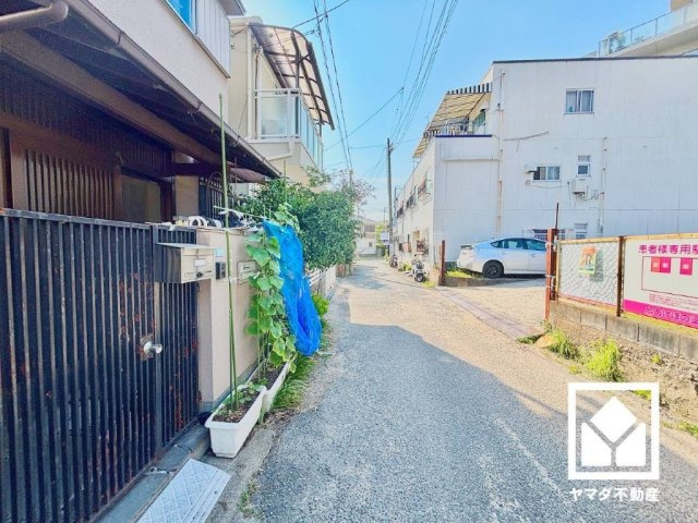 西宮市甲子園町の前面道路含む現地写真|建築条件はございませんので、お好きな工務店・ハウスメーカーで建築可能です。