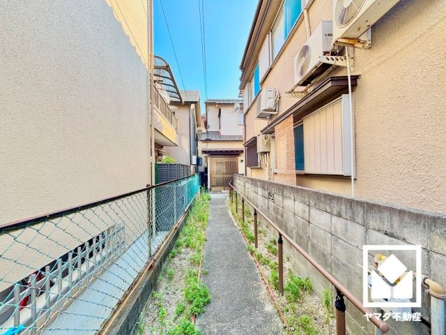 西宮市甲子園町の外観|周囲にはすでに建物が建っていますので、実際の採光状況や窓の位置なども事前にご確認いただけます。