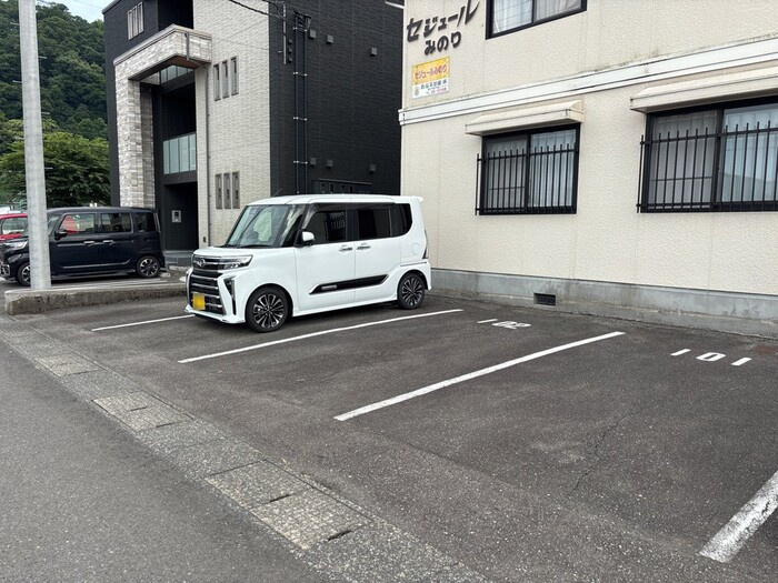 セジュールみのりの駐車場